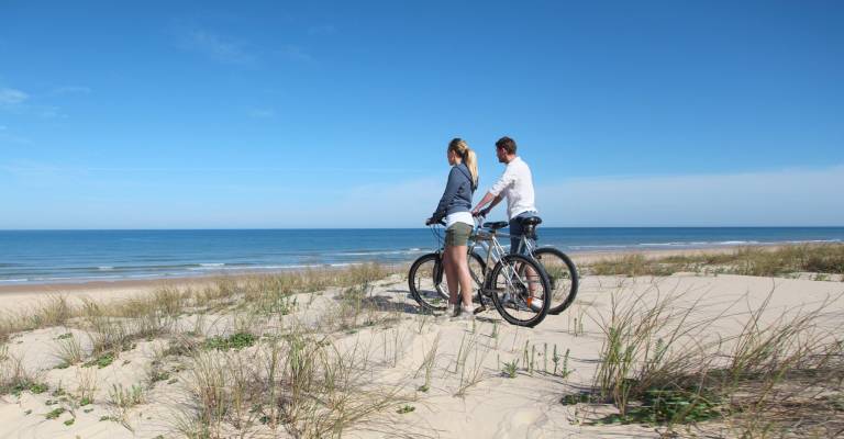 Fietsen aan het strand