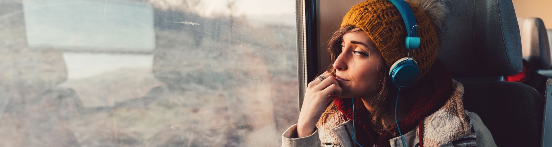 Een studente zittend in de trein