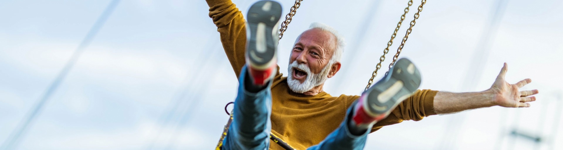 Zorgeloze volwassen man met plezier in een draaimolen